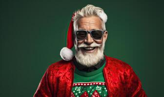 ai generato studio ritratto di moderno Santa Claus nel Natale brutto maglione, nel Santa cappello. barbuto uomo al di sopra di il foto