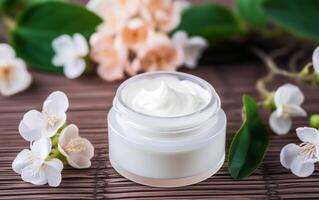 ai generato naturale cosmetico crema vaso su un' vecchio legna tavolo con le foglie e fiore foto