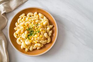 maccheroni cremoso Mais formaggio su piatto foto