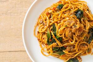 Spaghetti saltati con vongole veraci e pasta di peperoncino foto