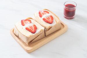 pancake sandwich fragola panna fresca foto