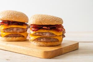hamburger di maiale con formaggio e pancetta foto