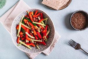 vegetariano insalata di rosso fagioli, cetriolo e campana Pepe nel un' ciotola su il tavolo superiore Visualizza foto