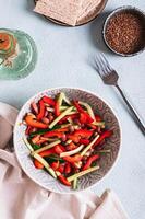 verdura insalata di rosso fagioli, cetriolo e fresco Pepe nel un' ciotola su il tavolo superiore e verticale Visualizza foto