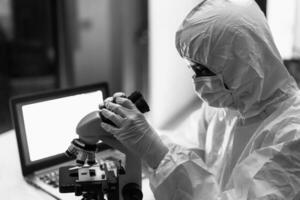 femmina scienziato Lavorando nel ricerca laboratorio l'esame microrganismi attraverso microscopio - scienza e tecnologia concetto foto