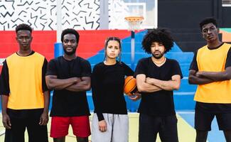 gruppo di multirazziale persone avendo divertimento giocando pallacanestro all'aperto - urbano sport stile di vita concetto foto