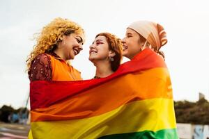 contento giovane ragazze festeggiare gay orgoglio Festival - lgbt Comunità concetto foto