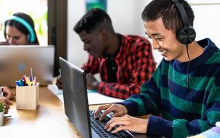 giovane multirazziale studenti casa Lavorando insieme su scuola progetto - formazione scolastica concetto foto