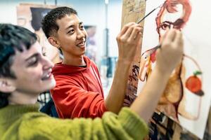 giovane studenti pittura su tela durante lezione nel facoltà di arti Università - apprendimento e formazione scolastica concetto foto