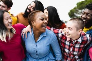 giovane multirazziale amici avendo divertimento insieme sospeso su nel il città - amicizia e diversità concetto foto