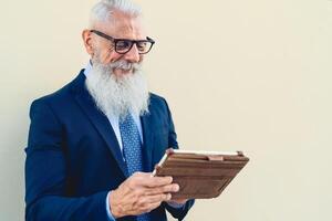 anziano attività commerciale uomo Lavorando su digitale tavoletta all'aperto - imprenditoria e tecnologia concetto foto