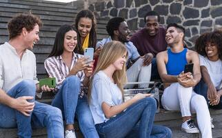 giovane multirazziale amici avendo divertimento utilizzando Telefono e ascoltando musica con Boombox stereo all'aperto - gioventù del Millennio stile di vita concetto foto