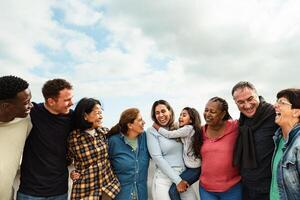 contento multigenerazionale amici con diverso etnia avendo divertimento a Casa tetto - diversità persone stile di vita foto