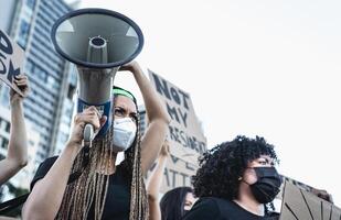 attivista movimento protestare contro razzismo e combattente per uguaglianza - manifestanti a partire dal diverso culture e gara protesta su strada per pari diritti - nero vite importa proteste città concetto foto