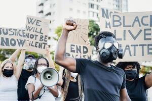 attivista indossare gas maschera protestare contro razzismo e combattente per uguaglianza - nero vite importa dimostrazione su strada per giustizia e pari diritti - BLM internazionale movimento concetto foto