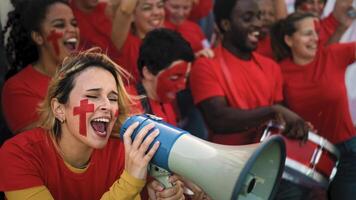 calcio fan esultante durante calcio gioco di loro preferito squadra - sport divertimento concetto foto