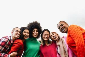 contento giovane Multi etnico donne avendo divertimento sospeso su nel il città - diversità e amicizia concetto foto