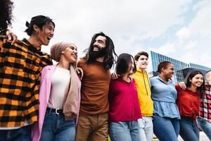 giovane multirazziale amici avendo divertimento insieme sospeso su nel il città - amicizia e diversità concetto foto