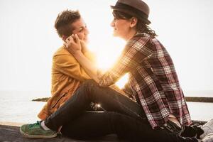 contento gay coppia avendo tenero momenti Il prossimo il mare a tramonto - omosessuale amore relazione e Genere uguaglianza concetto foto