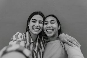 contento latino ragazze assunzione autoscatto con smartphone telecamera - nero e bianca la modifica foto