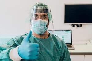 medico indossare ppe viso chirurgico maschera e visiera combattente contro corona virus scoppio - Salute cura e medico lavoratori concetto foto