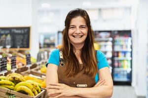 contento donna Lavorando dentro supermercato foto