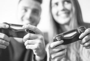eccitato coppia giocando video Giochi a casa - contento giovane persone avendo divertimento con nuovo in linea tendenze tecnologie - del Millennio stile di vita, Tech e divertimento concetto foto
