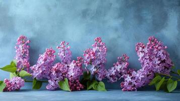 ai generato un preparativi con un vuoto viola Busta e bello primavera lilla fiori impostato contro un' blu fondale foto