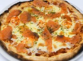vero italiano Pizza a partire dal Napoli, fatto con lievito e fresco naturale ingredienti nel un' pietra forno foto