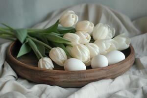 ai generato un' di legno piatto con uova e bianca tulipani foto