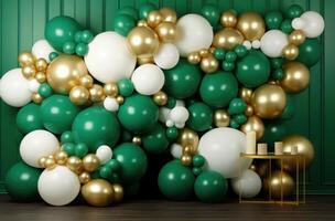 ai generato un preparativi di verde e oro palloncini al di sopra di un' verde sfondo foto