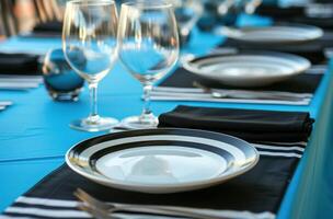 ai generato un' blu cena tavolo con Due piatti e acqua bicchieri su esso foto