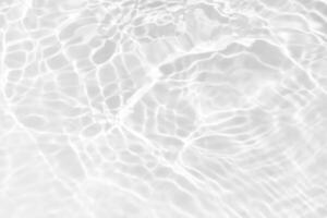 acqua blu onde su il superficie increspature sfocato. defocus sfocato trasparente blu colorato chiaro calma acqua superficie struttura con spruzzo e bolle. acqua onde con splendente modello struttura sfondo. foto