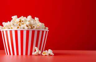 ai generato Popcorn nel un' a strisce vassoio e nel rosso scatola foto