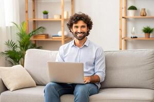 ai generato contento giovane uomo Lavorando a partire dal casa seduta con il computer portatile su divano foto