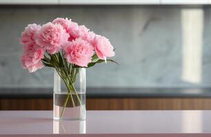 ai generato rosa fiori nel un' bicchiere vaso su un' cucina controsoffitto foto