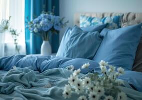 ai generato letto vestito con blu lenzuola e cuscini con fiori foto