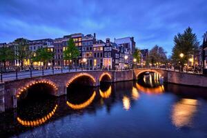 Amsterdam canale, ponte e medievale case nel il sera foto