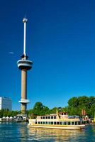 rotterdam paesaggio urbano con euromast e nieuwe maas fiume foto