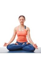 donna Meditare nel yoga asana padmasana loto posa foto