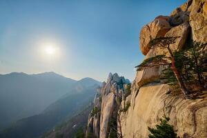 Visualizza a partire dal ulsanbawi roccia picco su tramonto. seoraksan nazionale parco, Sud corea foto