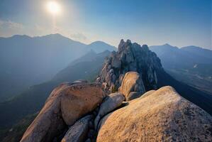 Visualizza a partire dal ulsanbawi roccia picco su tramonto. seoraksan nazionale parco, Sud corea foto