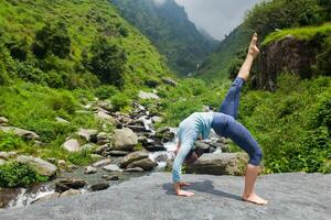 donna fare yoga asana a cascata foto