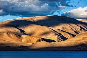 Himalaya e lago tso moriri su tramonto. ladakh foto