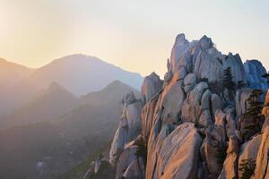 Visualizza a partire dal ulsanbawi roccia picco su tramonto. seoraksan nazionale parco, Sud corea foto
