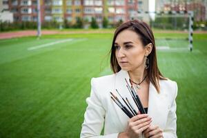 bruna, femmina artista vernici nel natura. foto