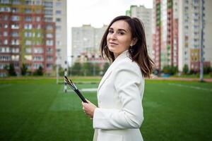 bruna, femmina artista vernici nel natura. foto