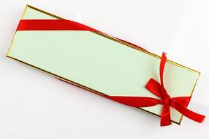 bellissimo menta verde e oro regalo scatola con rosso nastro foto
