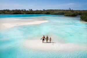 famiglia su il tropicale isola di maurizio.il famiglia sta su un' piccolo isola nel il indiano oceano. foto