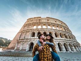 contento giovane romantico coppia avendo divertimento insieme nel Roma colosseo - amore relazione e viaggio stile di vita concetto foto
